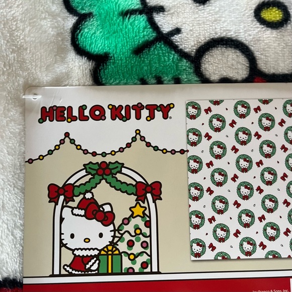 NWT Hello Kitty Sanrio White Christmas Wreath Blanket - Picture 2 of 3
